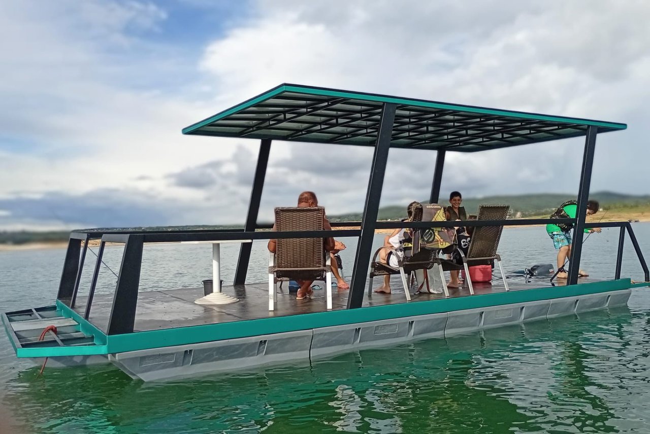 Estrutura flutuante com flutuadores Korreto em obra