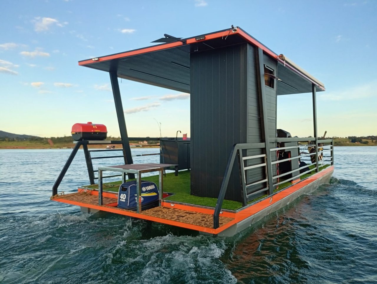 Plataforma flutuante com flutuadores Korreto para base de construção